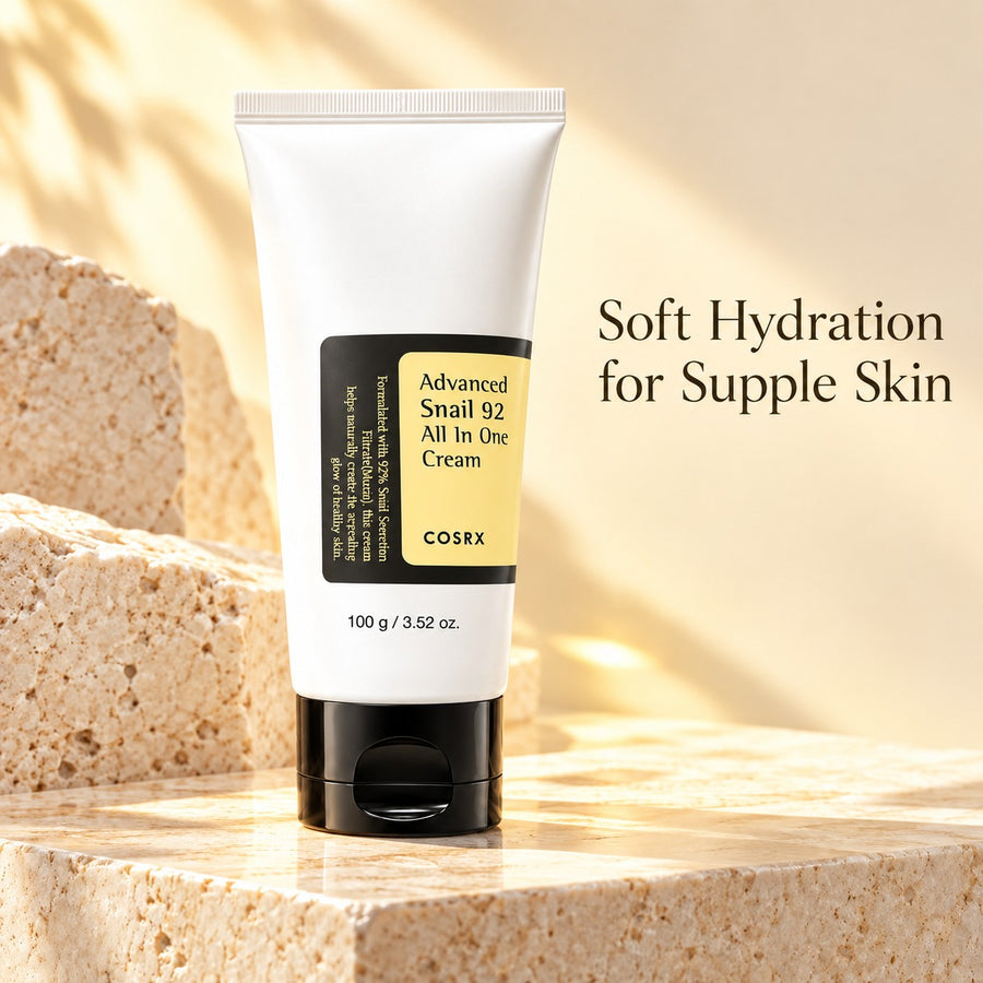 Kit Cuidado Diario COSRX: crema Advanced Snail 92 All In One Cream sobre una piedra con luz cálida