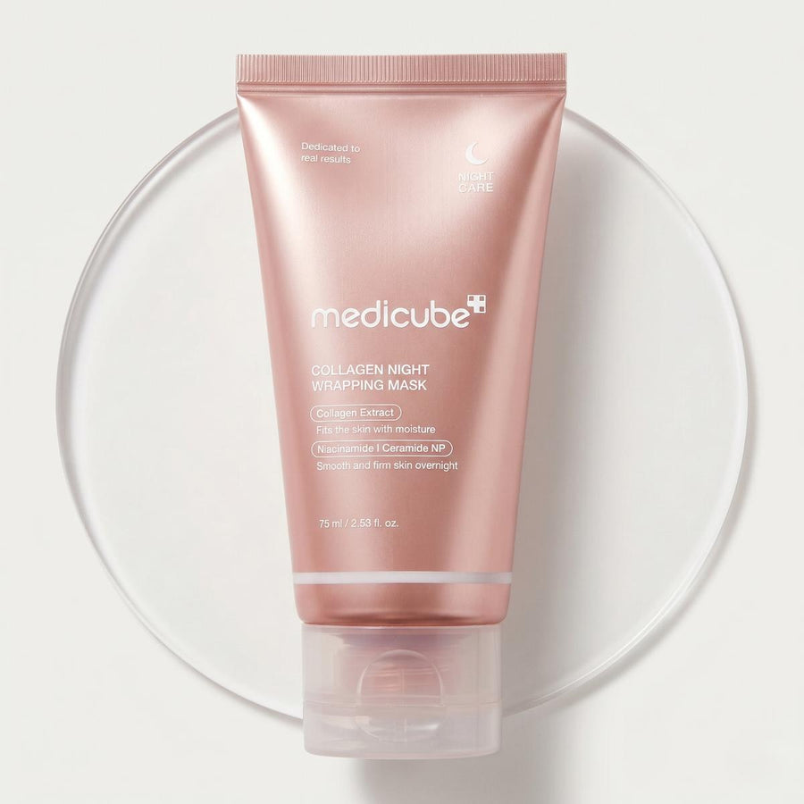 Kit Pink Glow MEDICUBE: mascarilla Collagen Night Wrapping Mask de 75 ml sobre una base de cristal