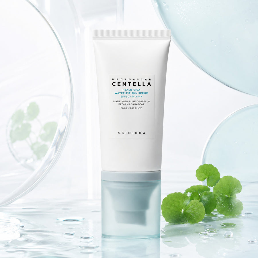 Kit Calmante SKIN1004: protector solar Hyalu-Cica Sun Serum SPF50+ junto a hojas de centella