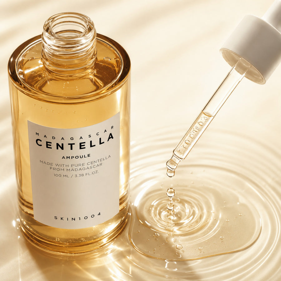 Kit Calmante SKIN1004: primer plano del gotero de la ampolla Centella Ampoule sobre una gota de sérum