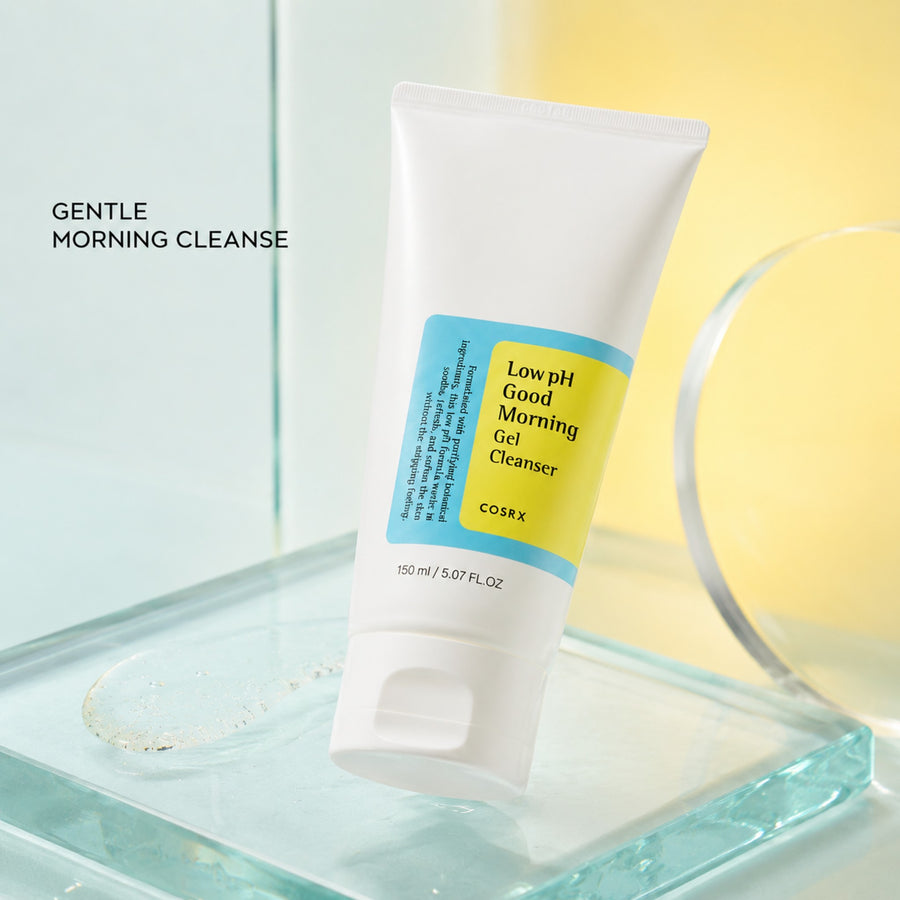 Kit Cuidado Diario COSRX: limpiador Low pH Good Morning Gel Cleanser sobre una base de cristal