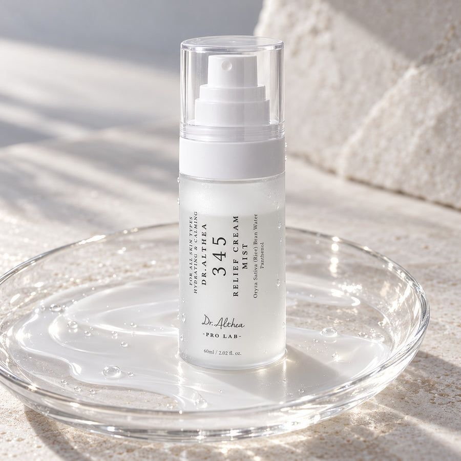 Kit Confort Dr.Althea: bruma 345 Relief Cream Mist sobre un plato de cristal