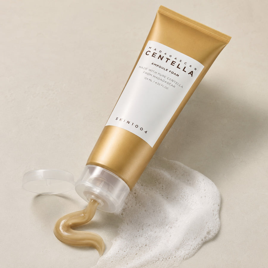 Kit Calmante SKIN1004: tubo de Centella Ampoule Foam con la espuma cremosa saliendo del envase
