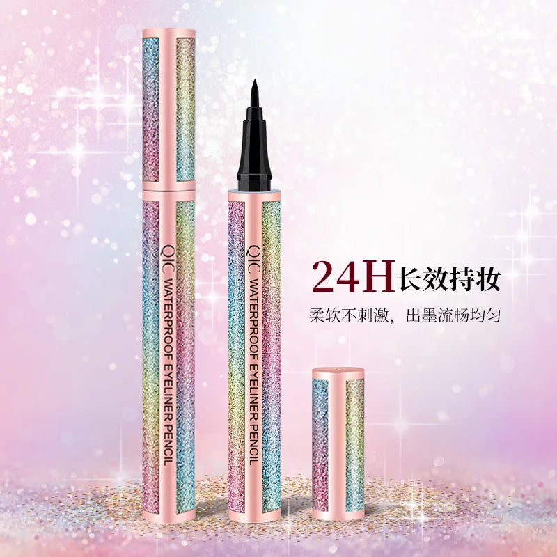 Delineador Líquido de Ojos Waterproof aplicado en el ojo con trazo cat-eye.