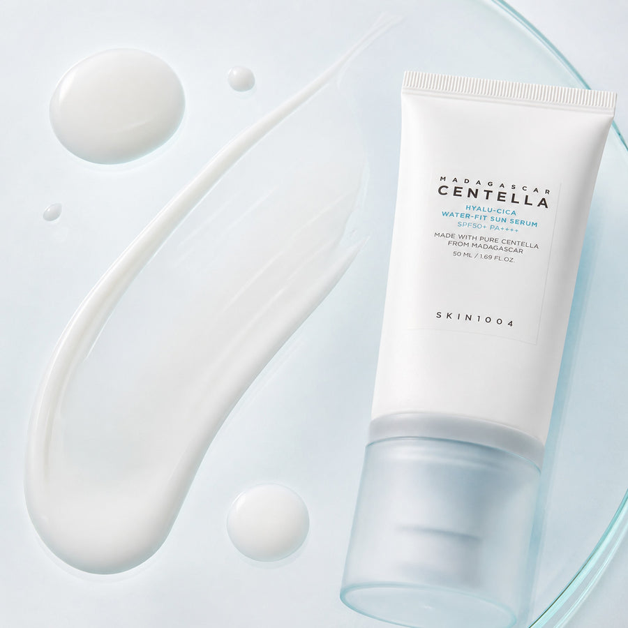 Kit Calmante SKIN1004: protector solar Hyalu-Cica Sun Serum con su textura ligera en gotas