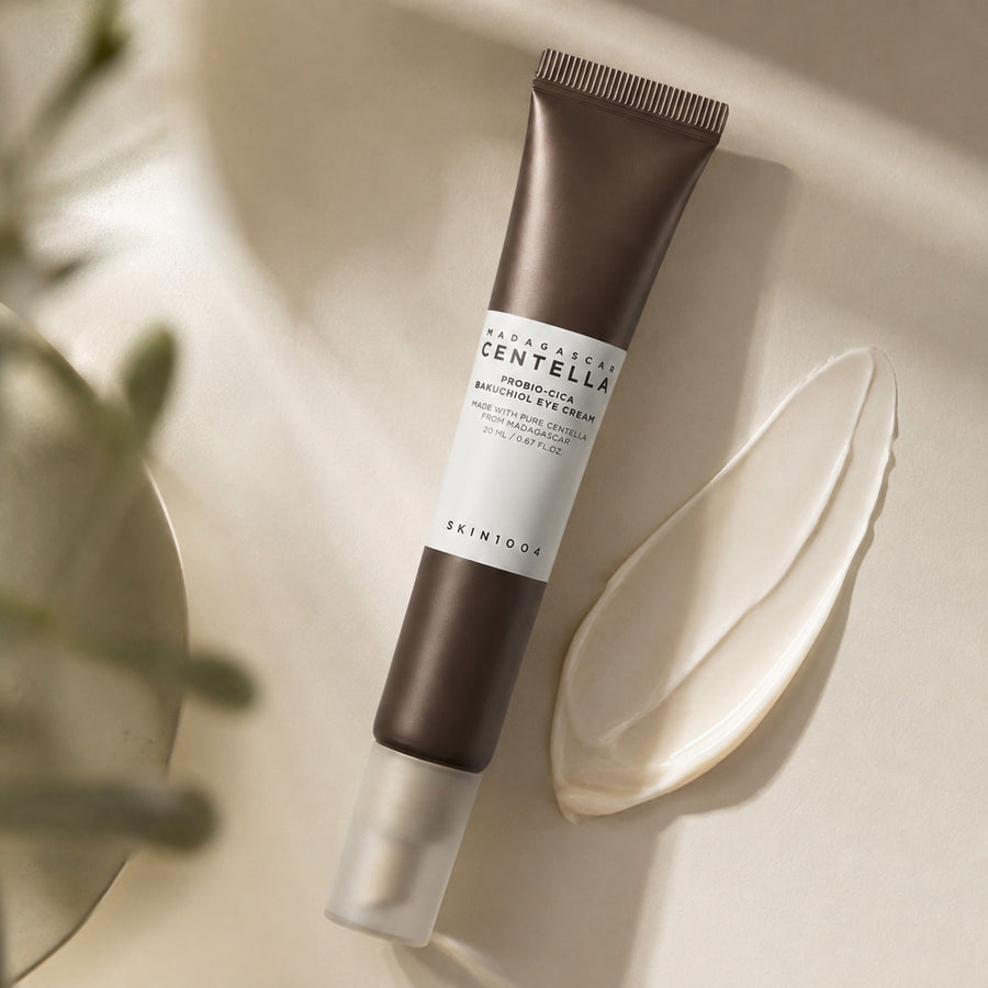 Crema de Ojos SKIN1004 Probio-Cica Bakuchiol aplicada en el contorno de ojos