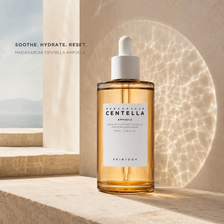 Kit Calmante SKIN1004: ampolla Madagascar Centella Ampoule sobre una repisa con luz natural