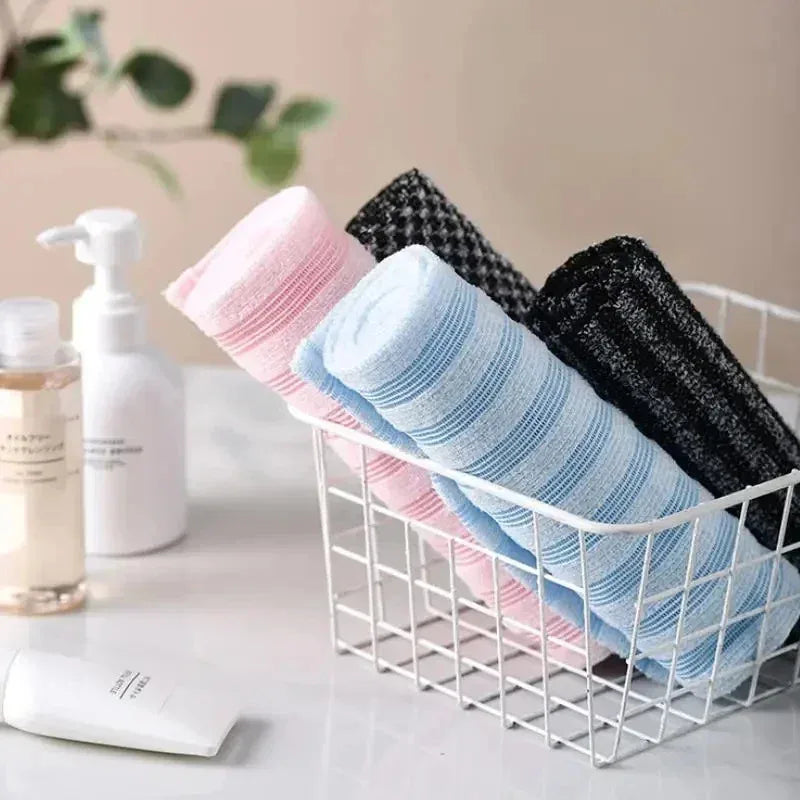 Toalla Exfoliante Larga para Espalda generando espuma con gel de ducha.