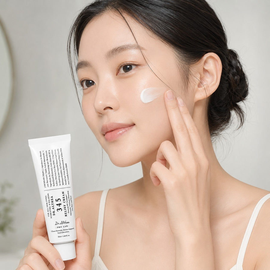 Mujer aplicando la crema 345 Relief Cream del Kit Confort Dr.Althea en la mejilla