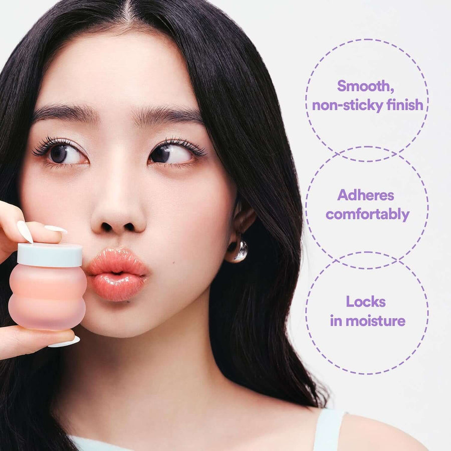 Mascarilla labial nocturna TOCOBO Purple Collagen bálsamo extendido sobre la piel.