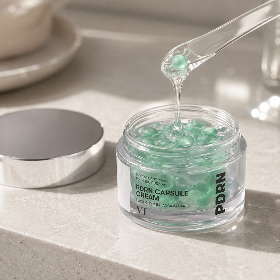 Kit Reedle PDRN VT: tarro abierto de PDRN Capsule Cream 100 con una cápsula sobre la espátula