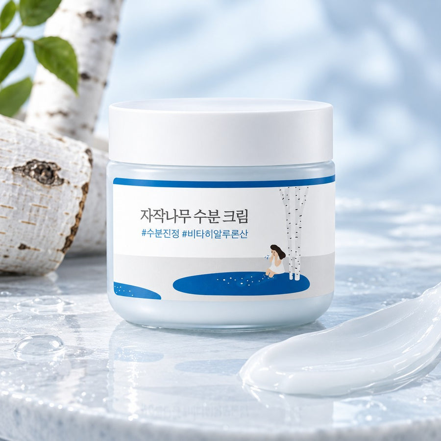 Kit Hidratación Round Lab: tarro de crema Birch Juice con su textura sobre una superficie de agua
