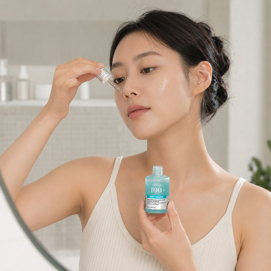 Mujer aplicando el sérum Anua PDRN Hyaluronic 100 Serum del Kit Hidratante con el gotero
