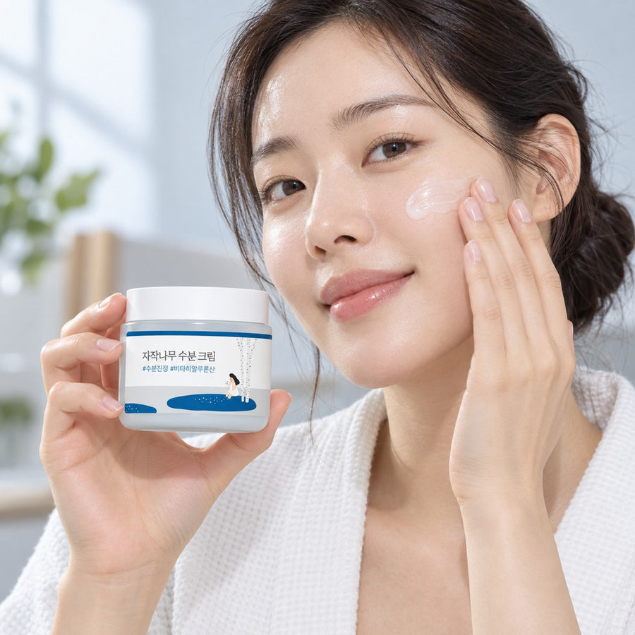 Mujer aplicando la crema hidratante Birch Juice Moisturizing Cream del Kit Hidratación Round Lab