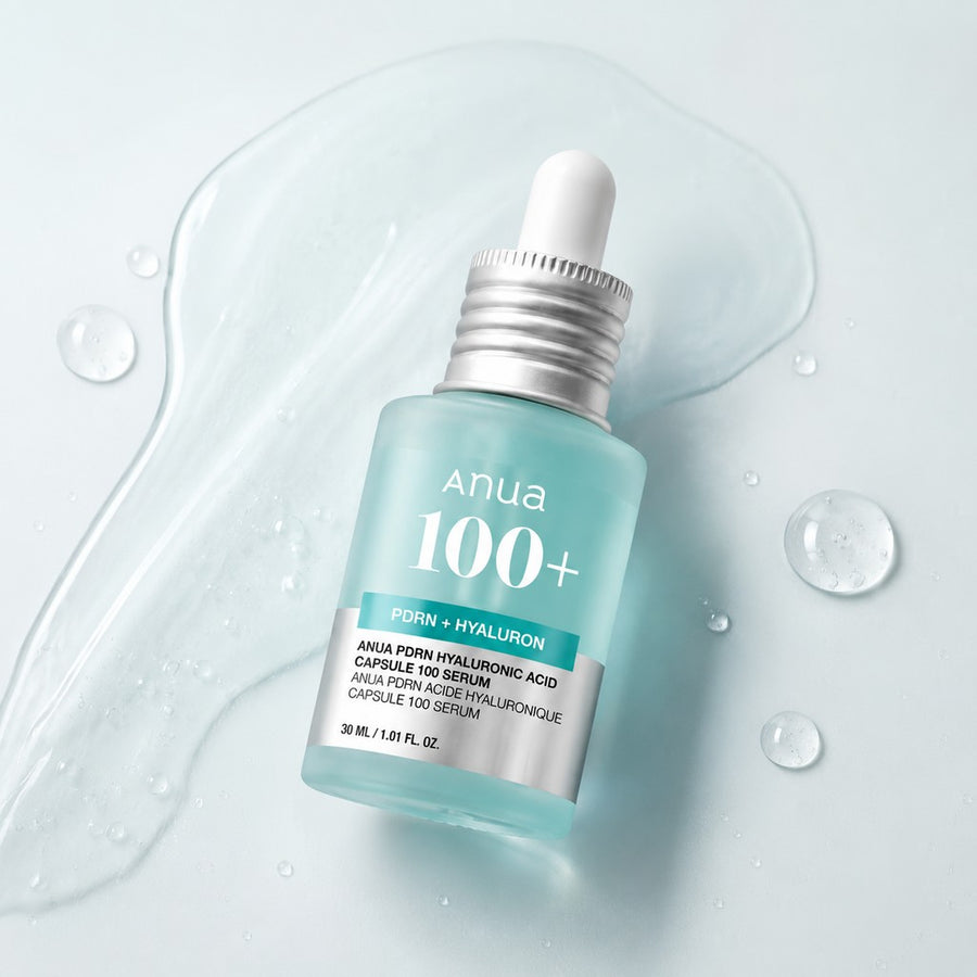 Kit Hidratante Anua PDRN: sérum Anua 100+ sobre su textura acuosa con gotas