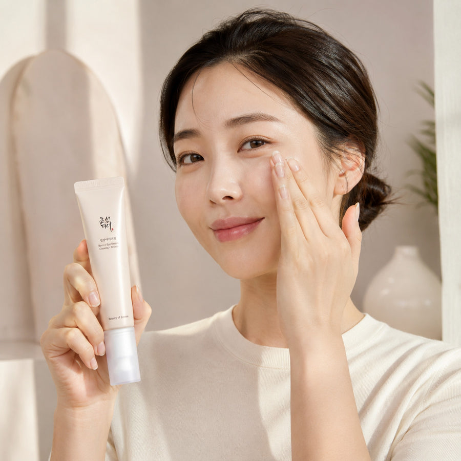 Mujer aplicando el sérum de ojos Revive Eye Serum del Kit Diario Beauty of Joseon