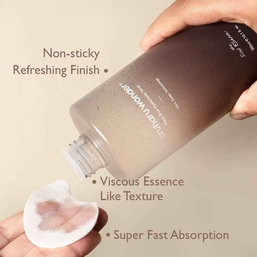 Wonder Black Rice Hyaluronic Toner Haruharu aplicación sobre el rostro.
