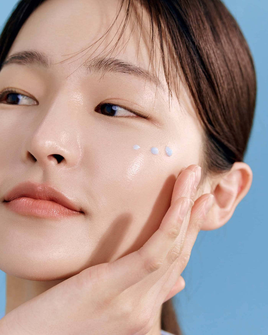Crema Calmante Azul Guaiazulena Klairs aplicación sobre el rostro.