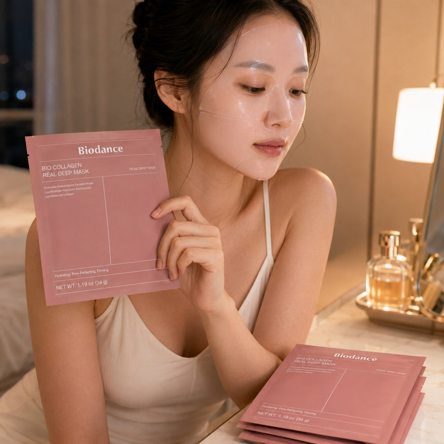 Mujer sosteniendo una mascarilla Bio Collagen Real Deep Mask del Kit Colágeno Biodance