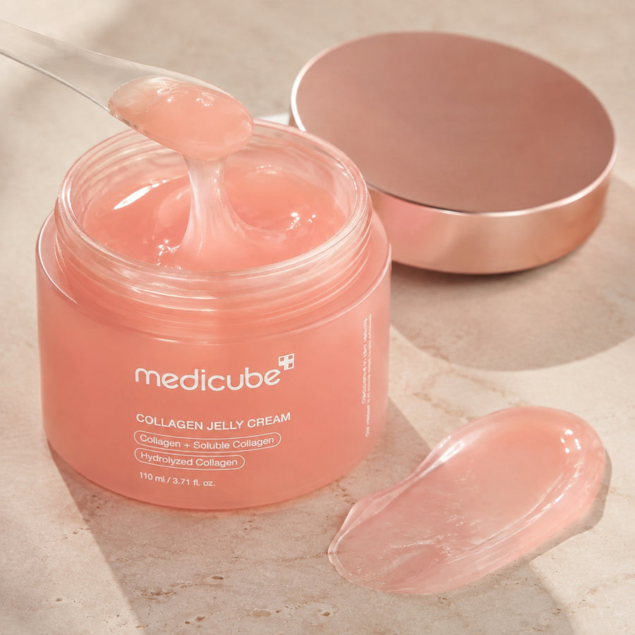 Kit Pink Glow MEDICUBE: tarro abierto de Collagen Jelly Cream con su textura jelly y una espátula