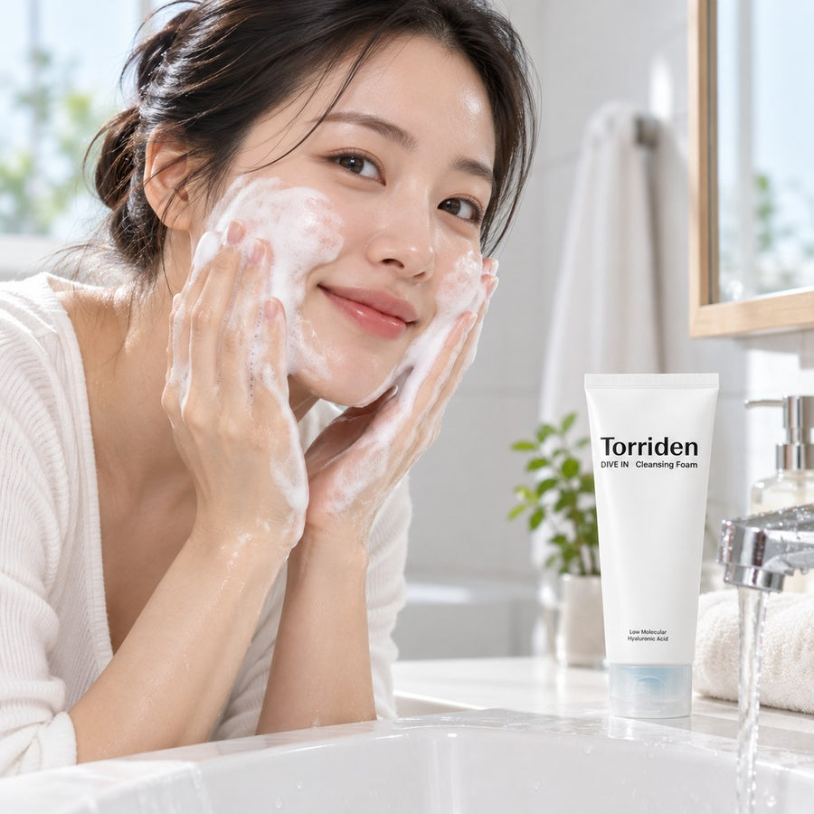 Mujer lavándose el rostro con la espuma limpiadora del Kit Hidratación Torriden DIVE IN