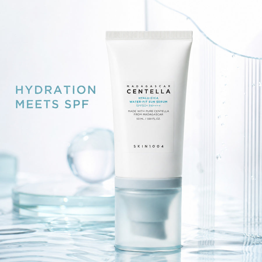Kit Calmante SKIN1004: protector solar Centella Hyalu-Cica Sun Serum SPF50+ sobre una superficie de agua
