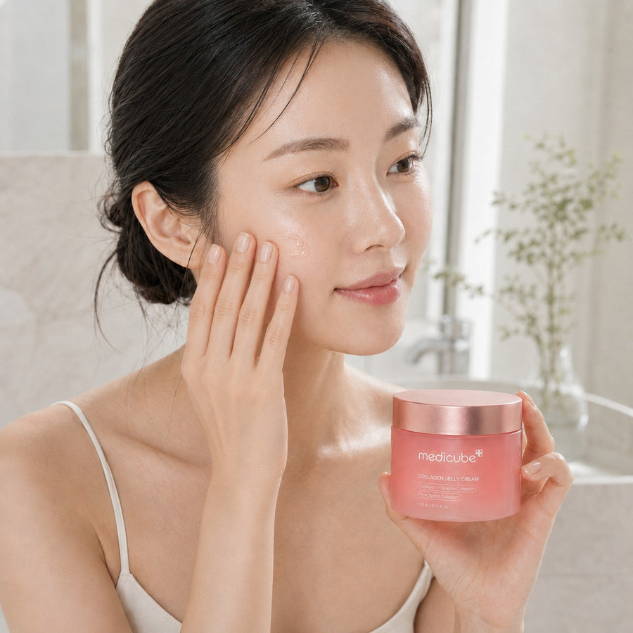 Mujer aplicando la crema Collagen Jelly Cream del Kit Pink Glow MEDICUBE en la mejilla