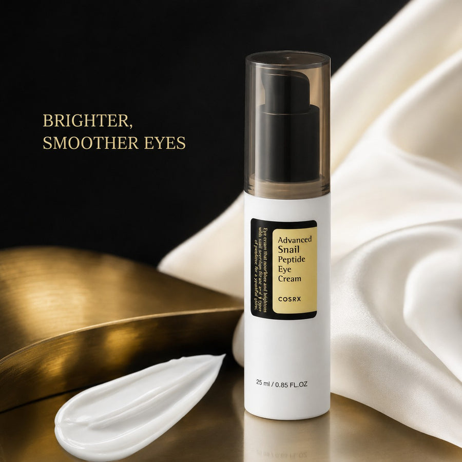 Kit Cuidado Diario COSRX: contorno de ojos Advanced Snail Peptide Eye Cream sobre tela satinada con su textura