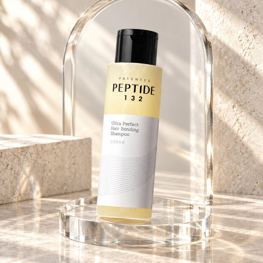 Champú COSRX Peptide-132 sobre piedra y cristal