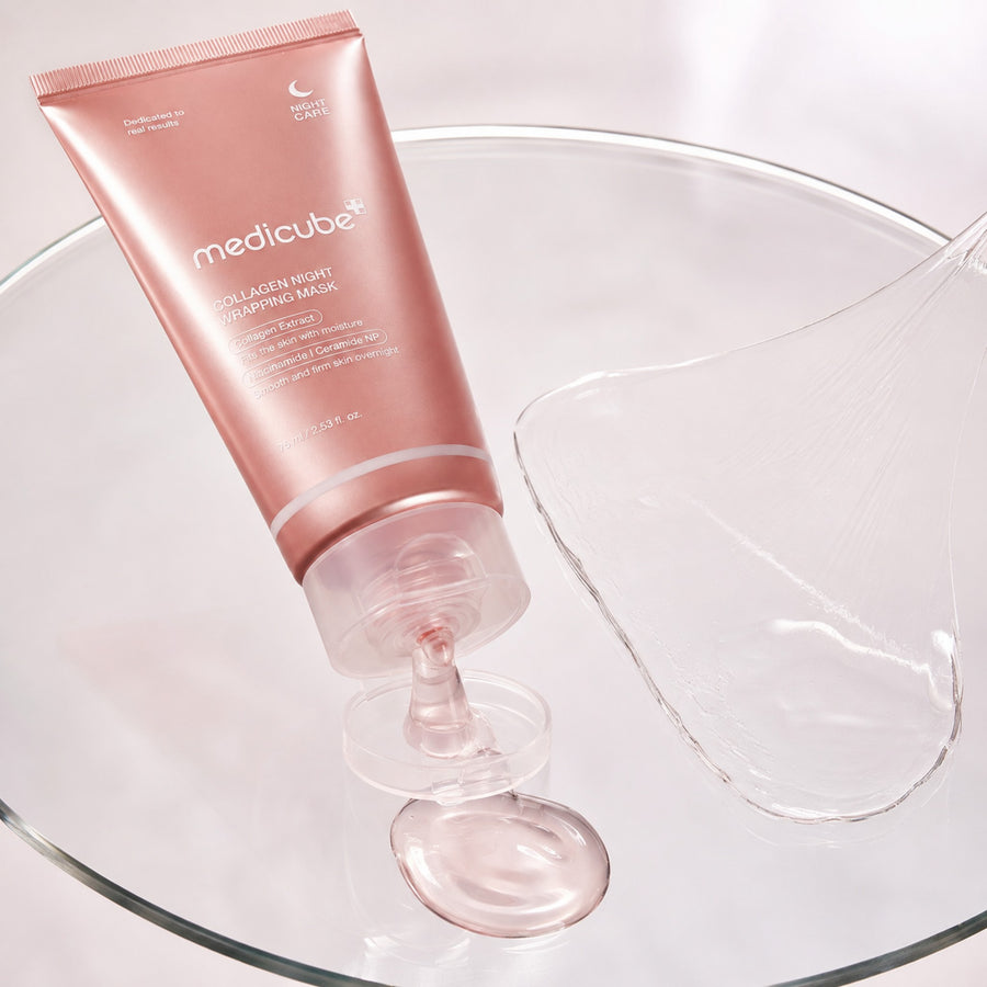 Kit Pink Glow MEDICUBE: tubo de la mascarilla Collagen Night Wrapping Mask con su film transparente