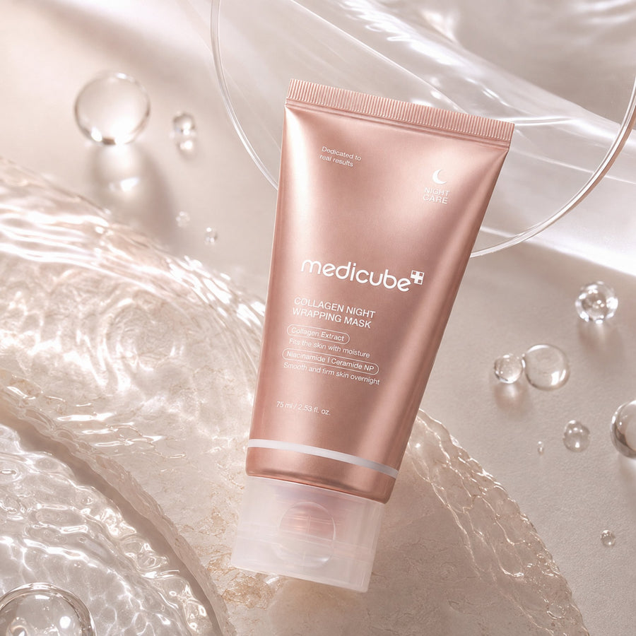 Kit Pink Glow MEDICUBE: mascarilla Collagen Night Wrapping Mask entre gotas de agua