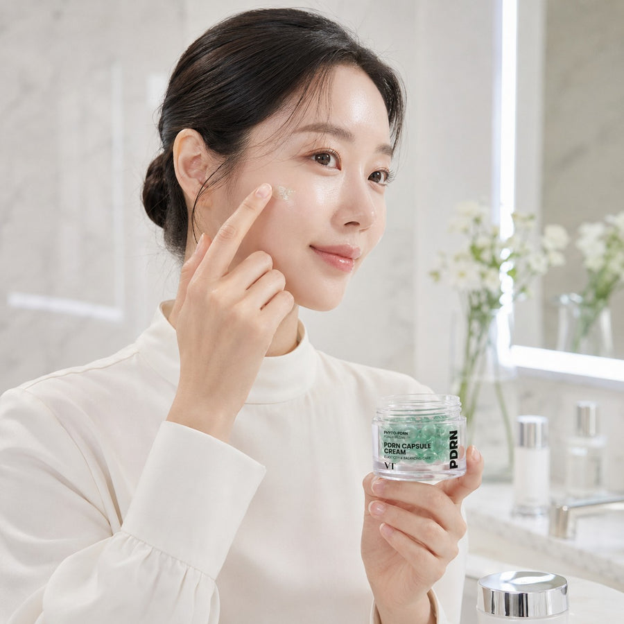 Mujer aplicando la crema de cápsulas PDRN Capsule Cream 100 del Kit Reedle PDRN VT