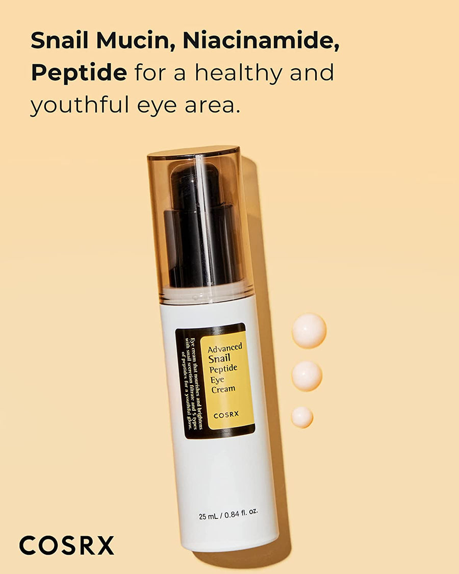 Crema Contorno de Ojos con Caracol COSRX aplicación alrededor de los ojos.