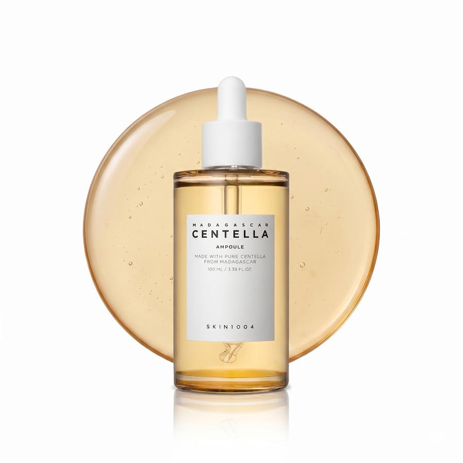 Kit Calmante SKIN1004: ampolla Madagascar Centella Ampoule de 100 ml con gotero sobre una gota dorada