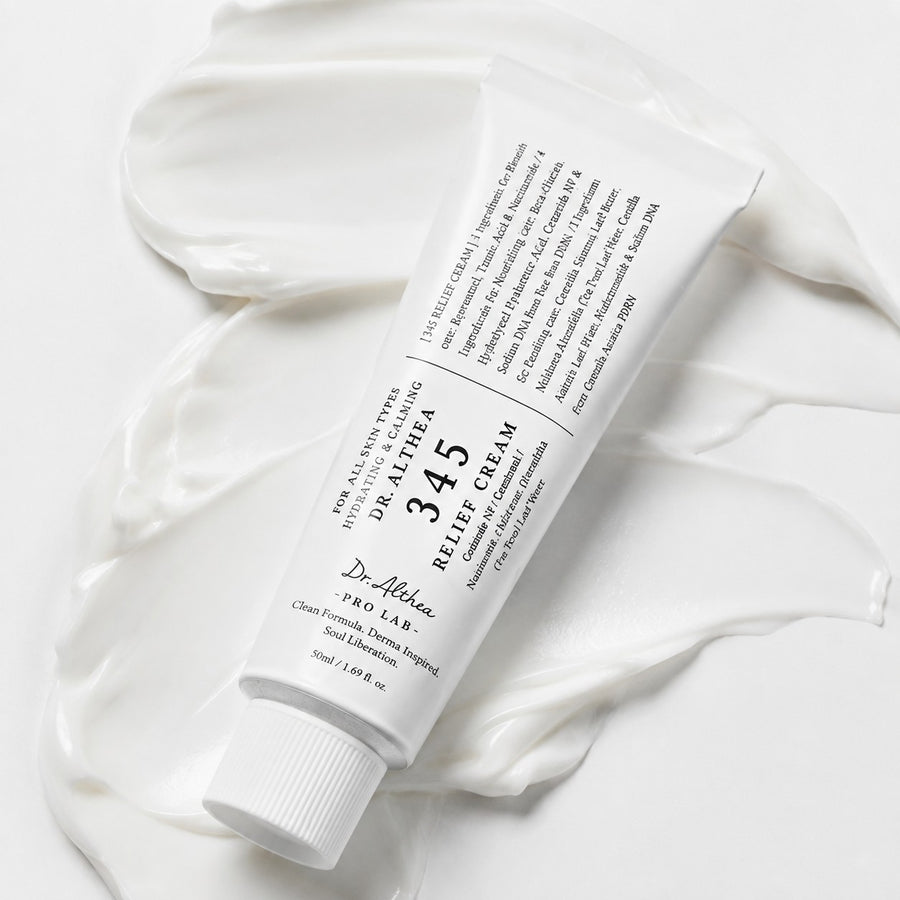 Kit Confort Dr.Althea: tubo de crema 345 Relief Cream tumbado sobre su textura