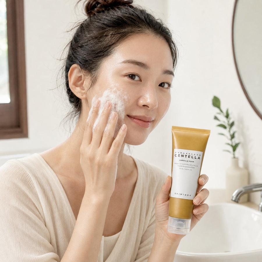 Mujer limpiándose el rostro con la espuma Centella Ampoule Foam del Kit Calmante SKIN1004