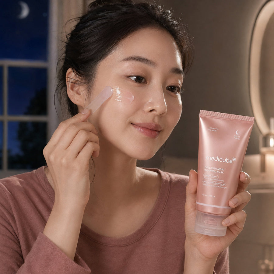 Mujer aplicando la mascarilla Collagen Night Wrapping Mask del Kit Pink Glow MEDICUBE por la noche