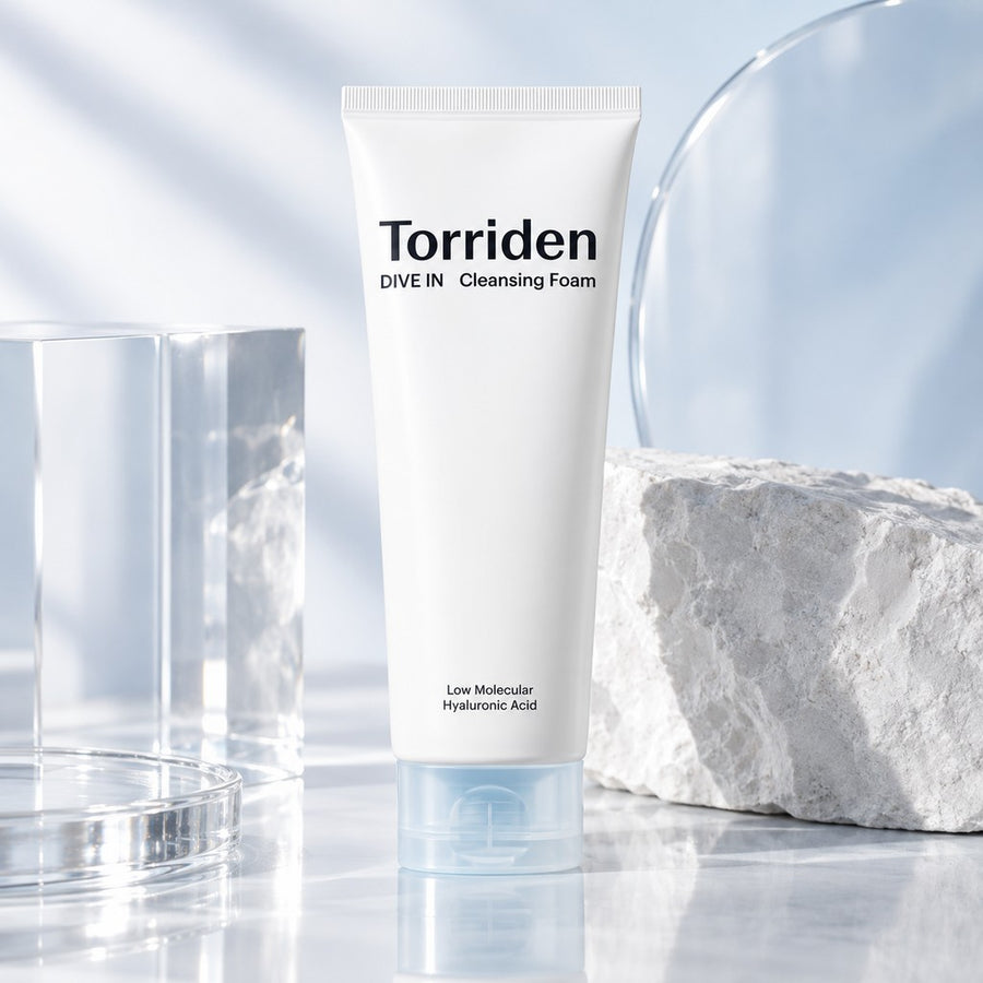 Kit Hidratación Torriden DIVE IN: espuma limpiadora Cleansing Foam junto a una piedra y cristal