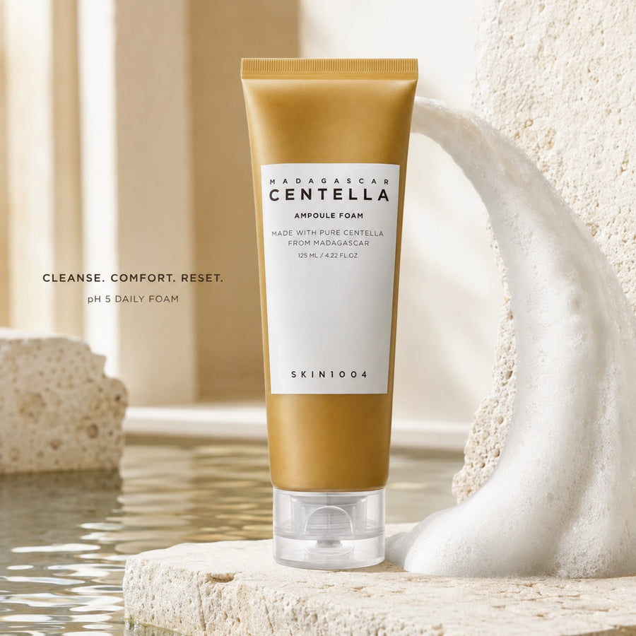 Kit Calmante SKIN1004: espuma limpiadora Centella Ampoule Foam sobre una piedra junto al agua