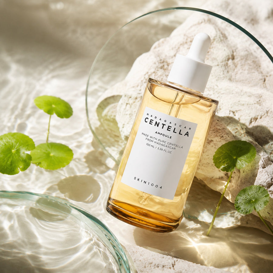 Kit Calmante SKIN1004: ampolla Centella Ampoule con gotero entre hojas de centella y cristal