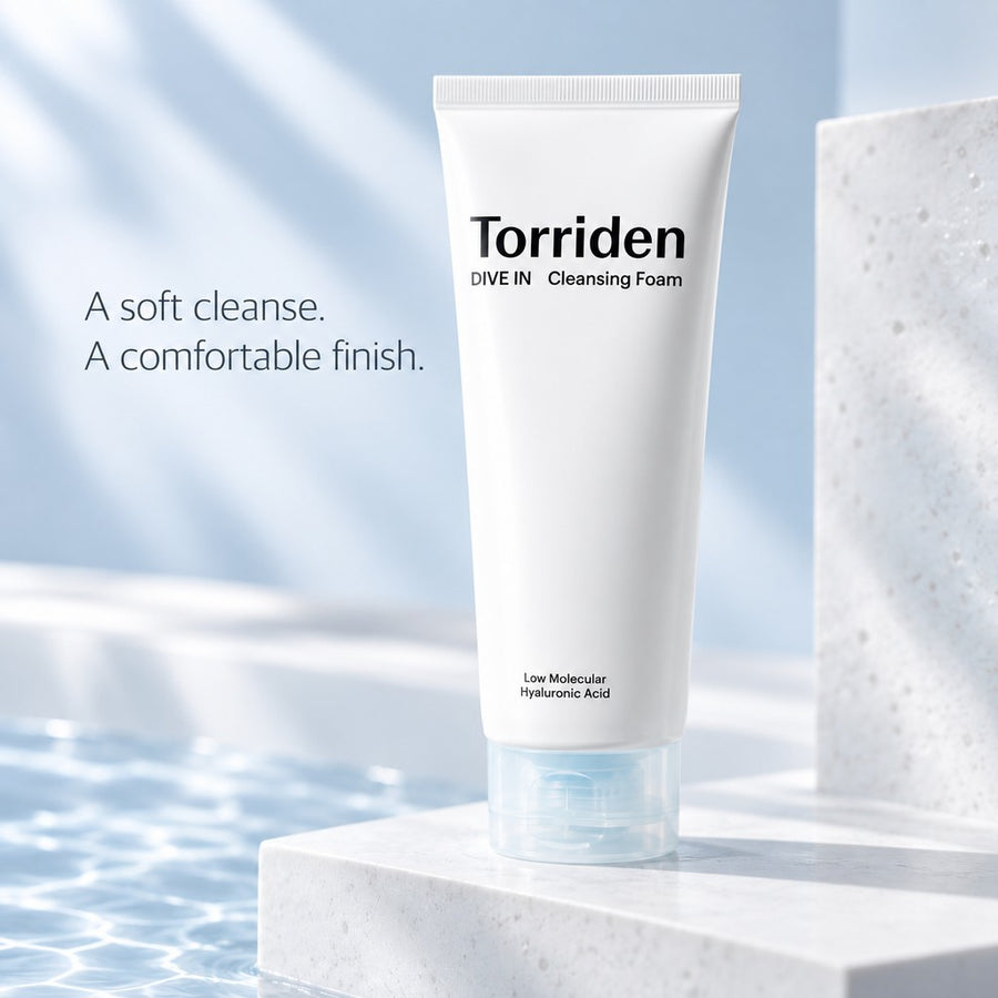 Kit Hidratación Torriden DIVE IN: espuma limpiadora Cleansing Foam sobre un podio blanco junto al agua