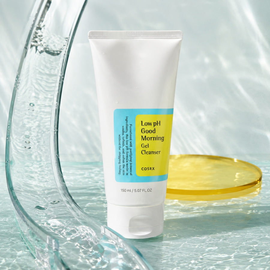 Kit Cuidado Diario COSRX: limpiador Low pH Good Morning Gel Cleanser entre agua y cristal