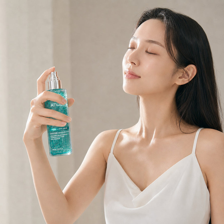 Mujer con los ojos cerrados usando la bruma Anua PDRN Capsule Mist del Kit Hidratante