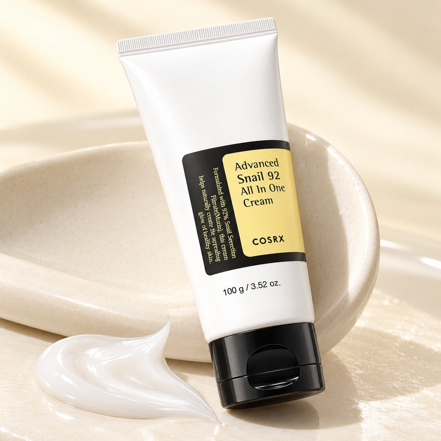 Kit Cuidado Diario COSRX: crema Advanced Snail 92 junto a una muestra de su textura