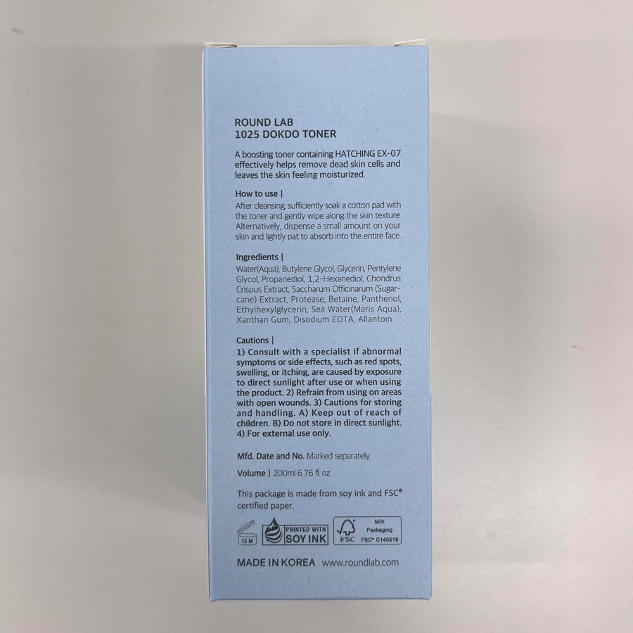 Tónico de Agua de Mar Profundo Round Lab aplicación en capas sobre la piel.
