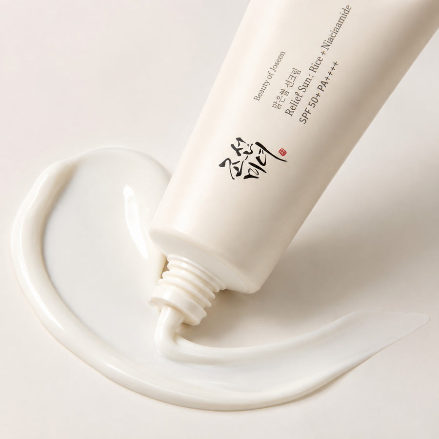 Kit Diario Beauty of Joseon: protector solar Relief Sun SPF50+ junto a su textura cremosa