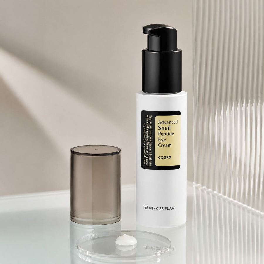 Kit Cuidado Diario COSRX: contorno de ojos Advanced Snail Peptide Eye Cream con su tapa y una muestra de crema